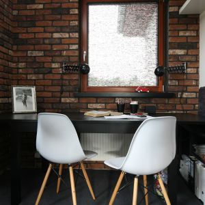 Ściana z czerwonej cegły stanowi doskonałe tło dla domowego biura w industrialnym stylu. Projekt: Katarzyna i Michał Dudko. Fot. Bartosz Jarosz