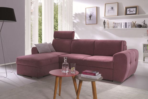 Sofa obita fioletową tkaniną sprawi, że wnętrze salonu zyska ciekawy i niebanalny wygląd. Sprawdź jak pięknie się prezentuje.