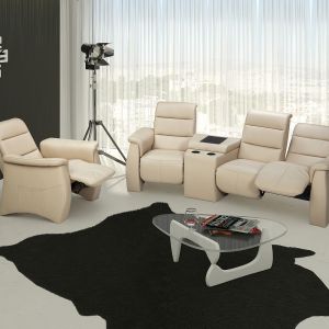 Fotel Smone wraz z sofą pozwolą zaaranżować elegancki kącik wypoczynkowy lub telewizyjny. Fot. AEK 