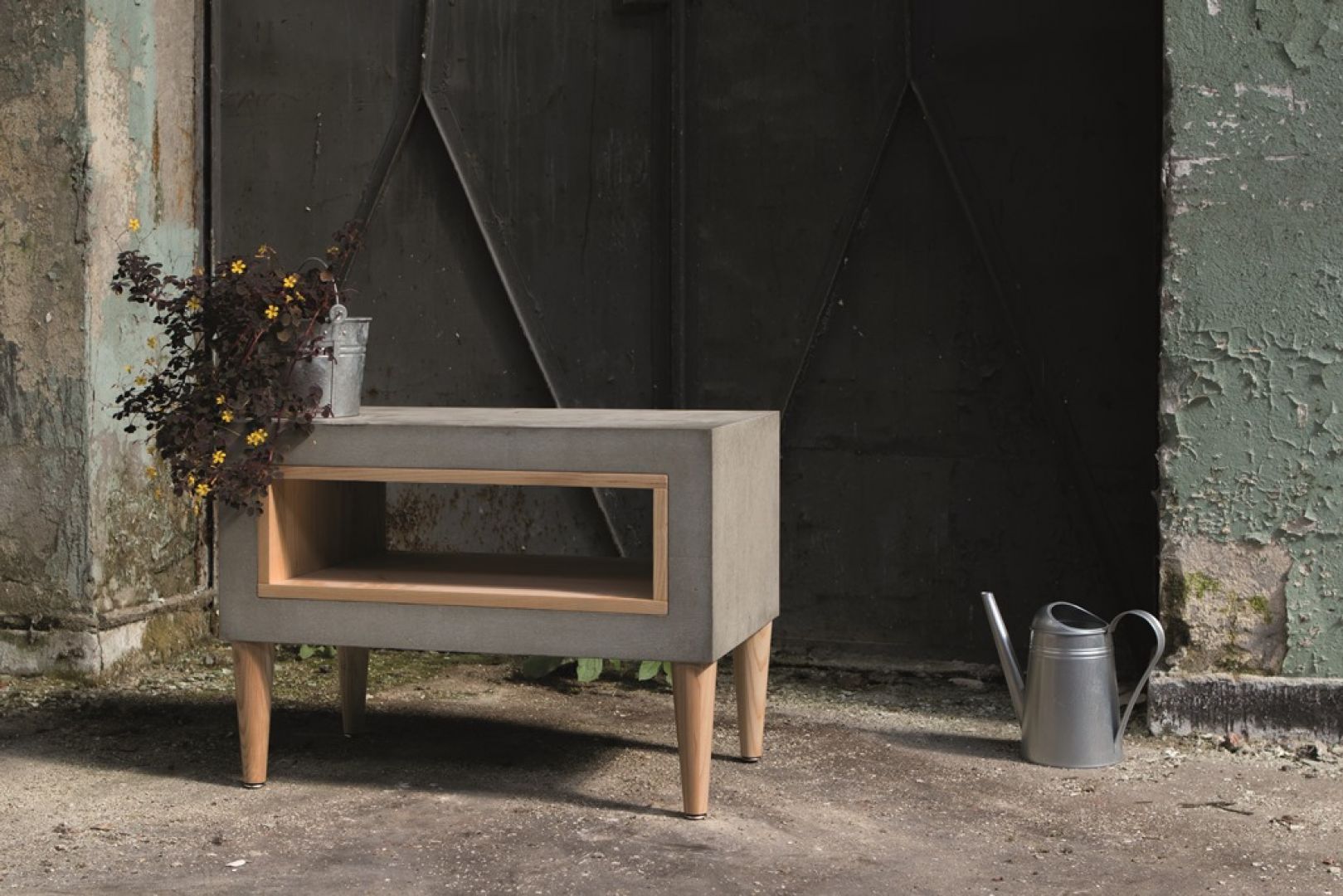 Stolik Timeless łączą tak kontrastowe materiały jak drewno i beton prezentuje się w minimalistycznej stylistyce. Widoczne są również nawiązania do wzornictwa lat 60. Fot. Morgan & Möller