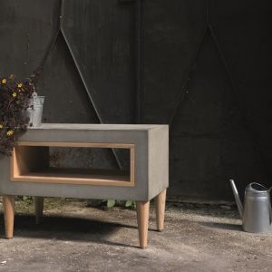 Stolik Timeless łączą tak kontrastowe materiały jak drewno i beton prezentuje się w minimalistycznej stylistyce. Widoczne są również nawiązania do wzornictwa lat 60. Fot. Morgan & Möller