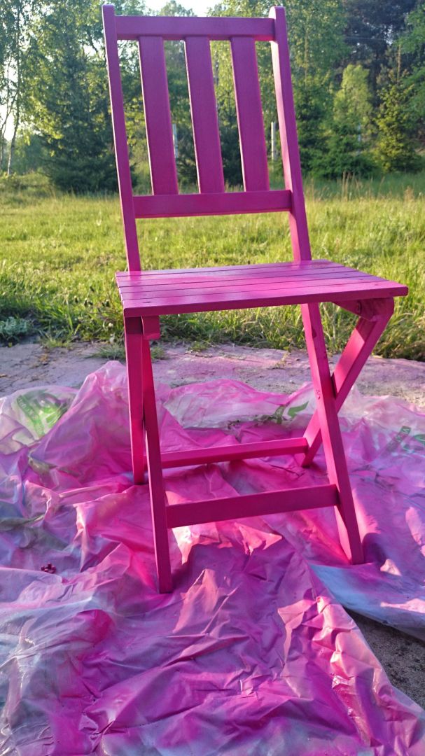 Krzesło należy malować wolno i dokładnie, najlepiej paskami. Dzięki temu na każdej części mebla będzie taka sama ilość farby. Fot. Refreshing