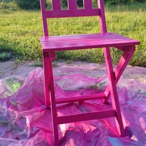Krzesło należy malować wolno i dokładnie, najlepiej paskami. Dzięki temu na każdej części mebla będzie taka sama ilość farby. Fot. Refreshing