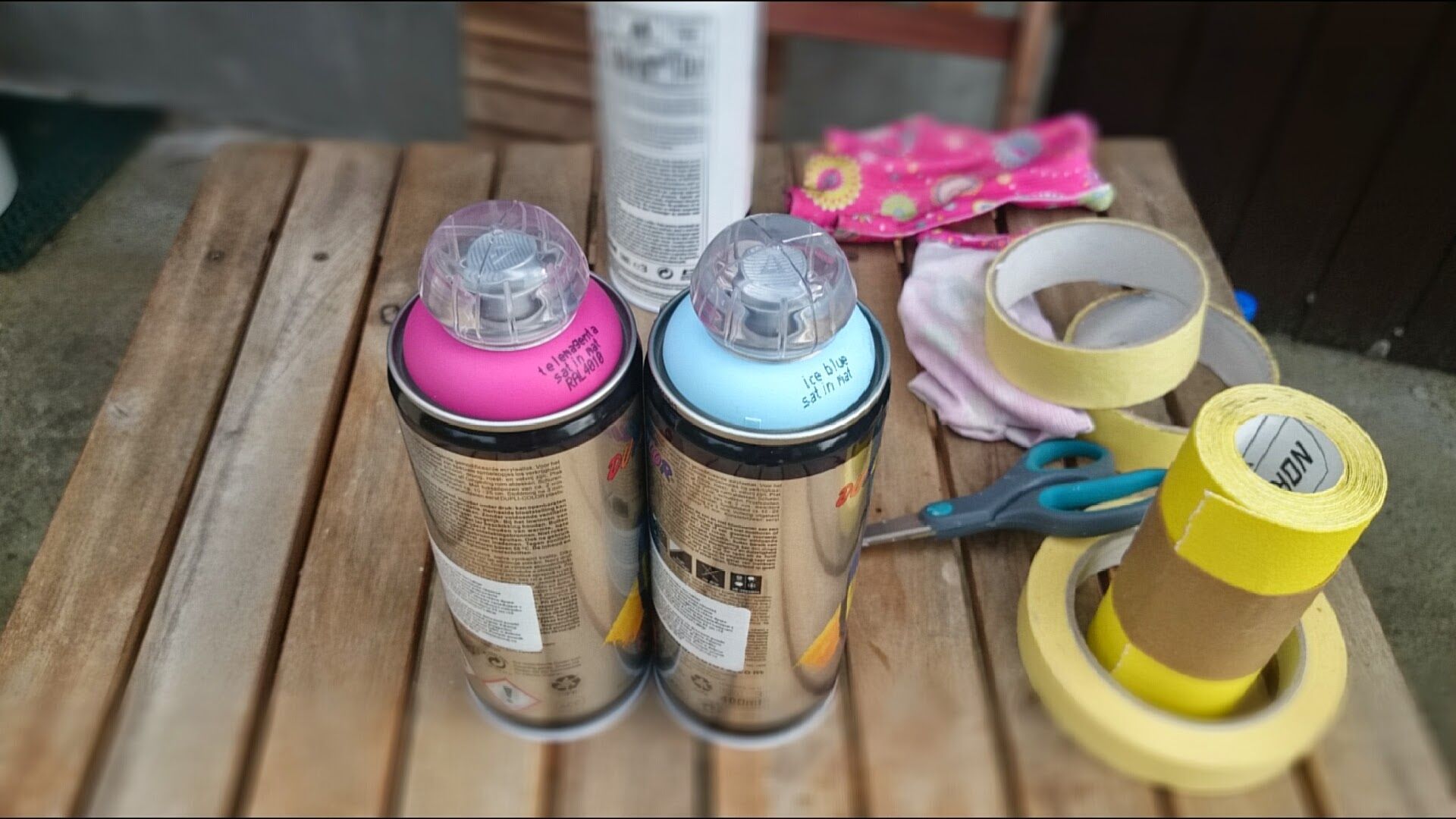 Farba akrylowa w sprayu to rozwiązanie dobre dla osób niemających czasu. Malowanie nią jest łatwe, a sama farba bardzo szybko schnie. Fot. Refreshing