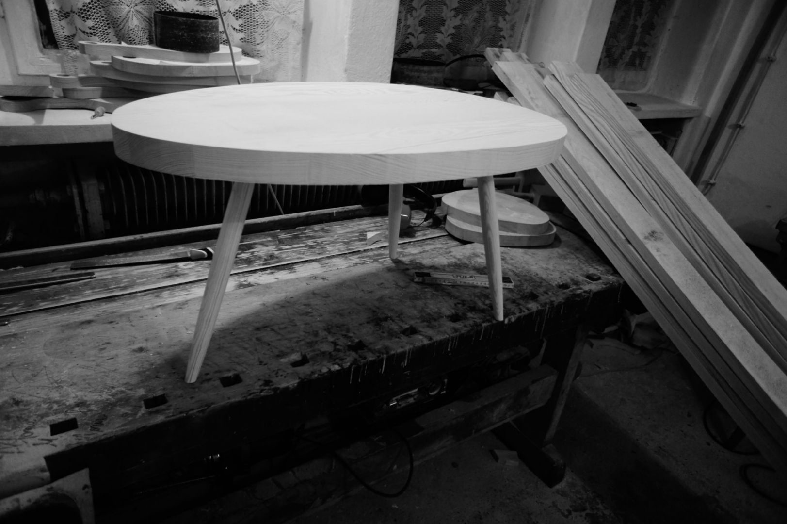 Wykonane nóżki i blat stolika trzeba ze sobą spasować, zanim się je sklei. Fot. Projekt Drewno
