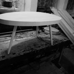 Wykonane nóżki i blat stolika trzeba ze sobą spasować, zanim się je sklei. Fot. Projekt Drewno