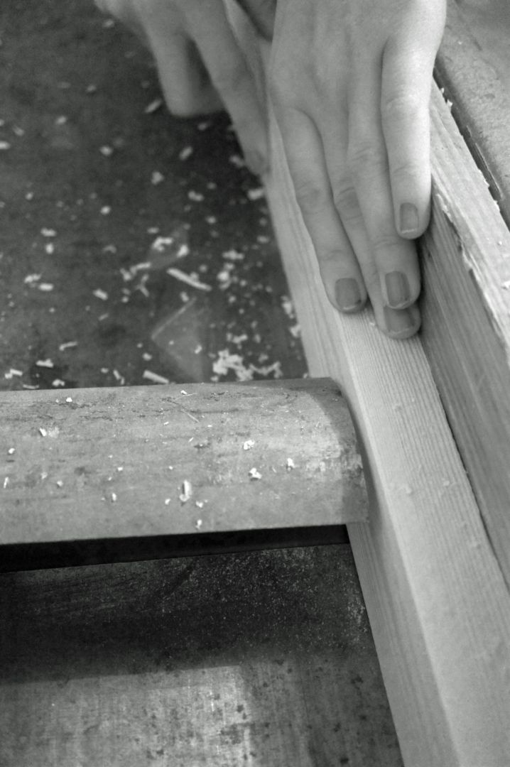 Struganie materiału z grubości odbywa się przy użyciu strugarki-grubościówki. Fot. Projekt Drewno