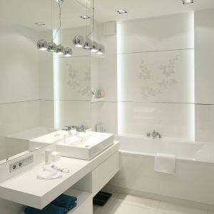 W białej łazience istotnym aspektem jest oświetlenie. Choć kolor biały sam w sobie jest jasny, to dobrze oświetlony nabiera wyjątkowego charakteru. Projekt: Anna Maria Sokołowska. Fot. Bartosz Jarosz