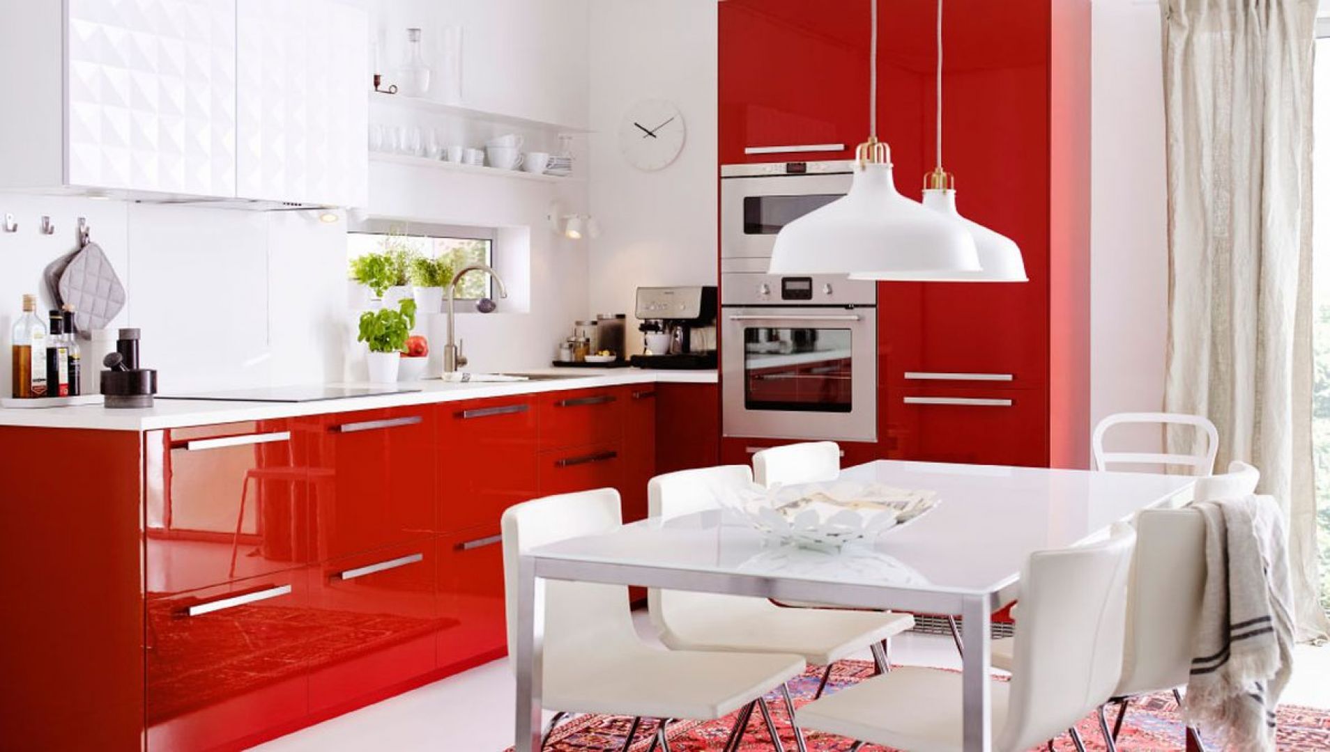 Kuchnia Metod to modne połączenie bieli i jaskrawej czerwieni. Wgląda nie tylko stylowo, ale posiada także mnóstwo pomysłowych funkcji, które zdecydowanie ułatwią codzienne życie. Fot. IKEA