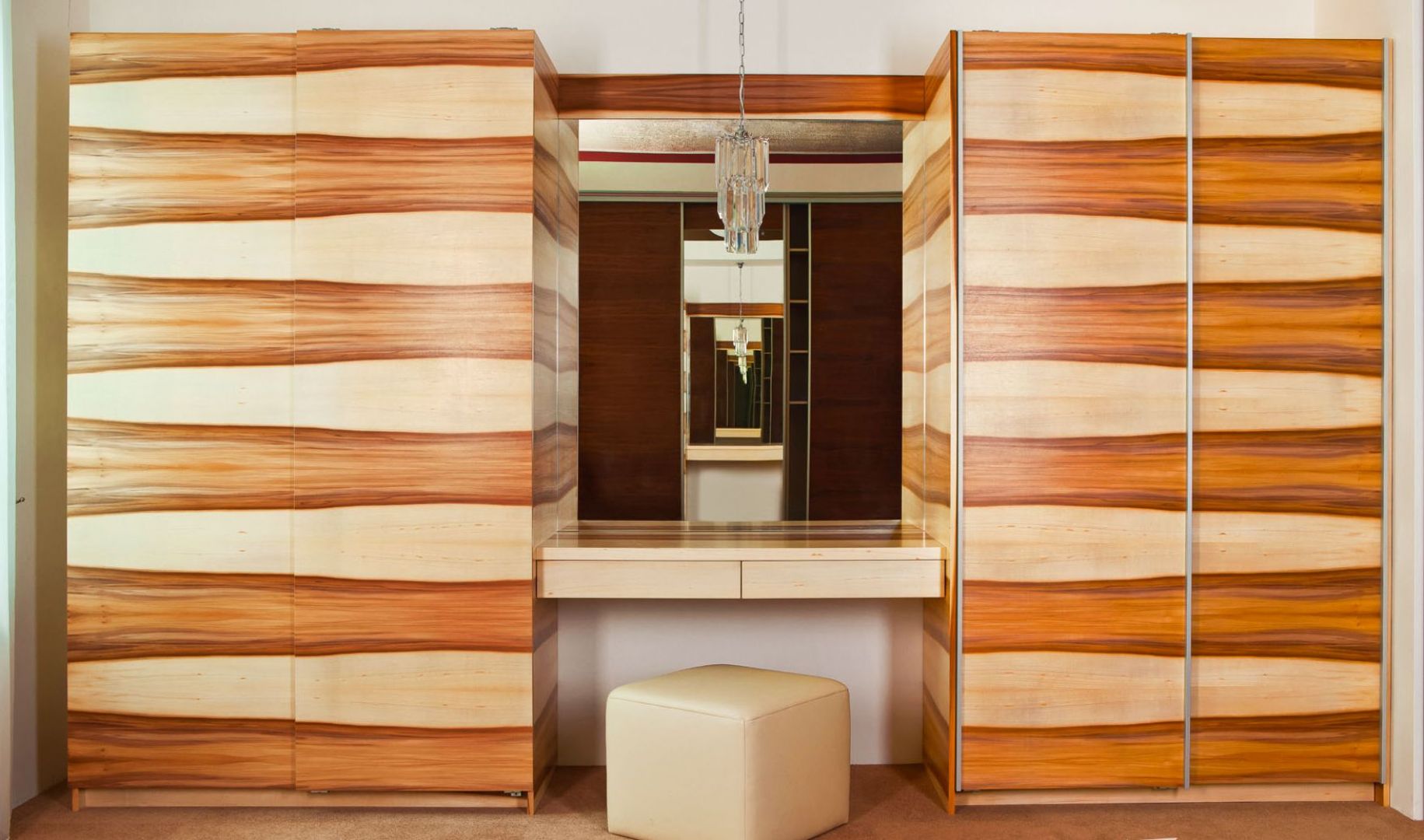 Wykonawcy projektujący szafy na wymiar oferują wypełnienia frontów imitujące różne gatunki drewna – od krajowych po egzotyczne. Fot. Sevroll