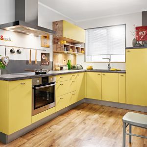 Kuchnia KAMPlus w ciepłym żółtym kolorze prezentuje się bardzo oryginalnie. Świetnie sprawdzi się w mieszkaniu w bloku. Fot. KAM