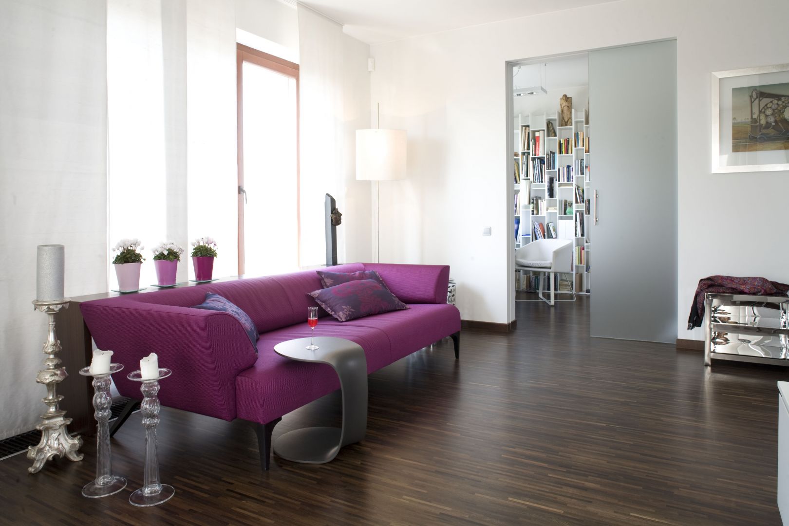 Urozmaiceniem minimalistycznego wnętrza, może być sofa w intensywnym kolorze. Projekt: Małgorzata Szajbel-Żukowska, Maria Żychiewicz. Fot. Bartosz Jarosz  