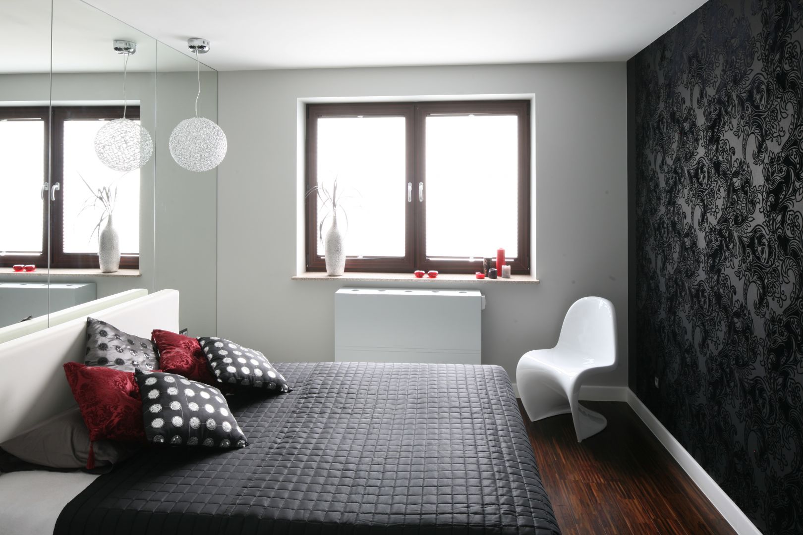 Ściana wykończona szkłem świetnie sprawdzi się w małej sypialni. Projekt: Agnieszka Burzykowska-Walkosz. Fot. Bartosz Jarosz 