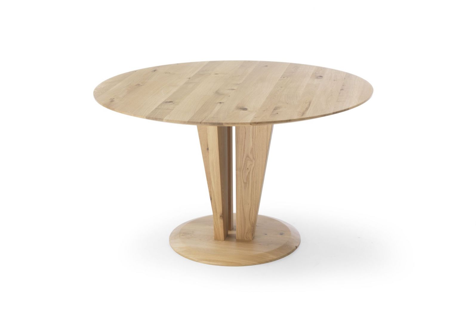 Okrągły stół Risoluto, wykonany z drzewa dębowego, o klasycznym ubarwieniu. Cienki blat stołu średniej grubości jest bardzo wygodny i praktyczny. Fot. Congrazio