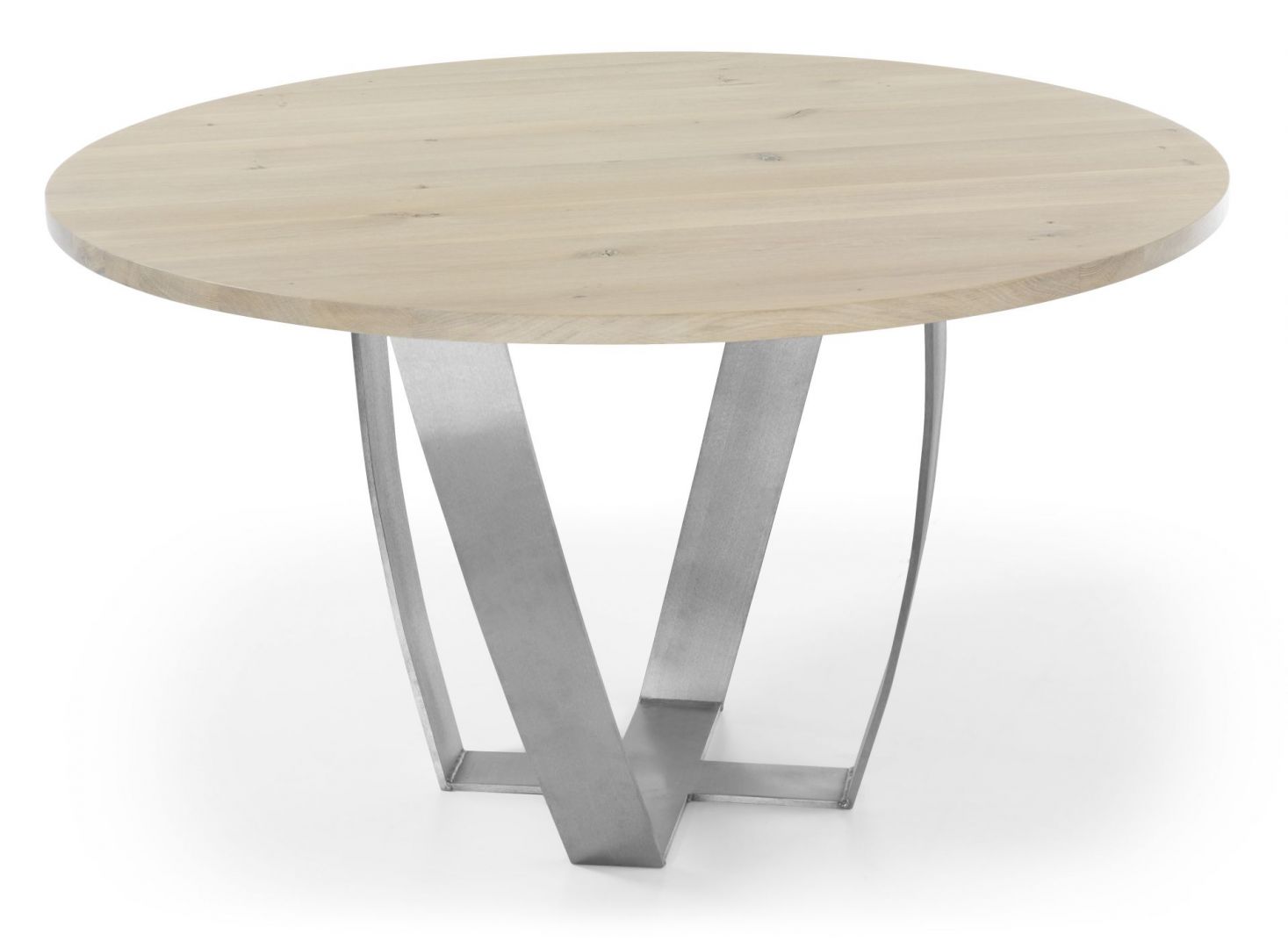 Okrągły stół Sotile, wykonany z drzewa dębowego, o delikatnym ubarwieniu. Zaokrąglone nogi będące podstawą stołu, wykonane są z efektownego matowego metalu. Fot. Congrazio