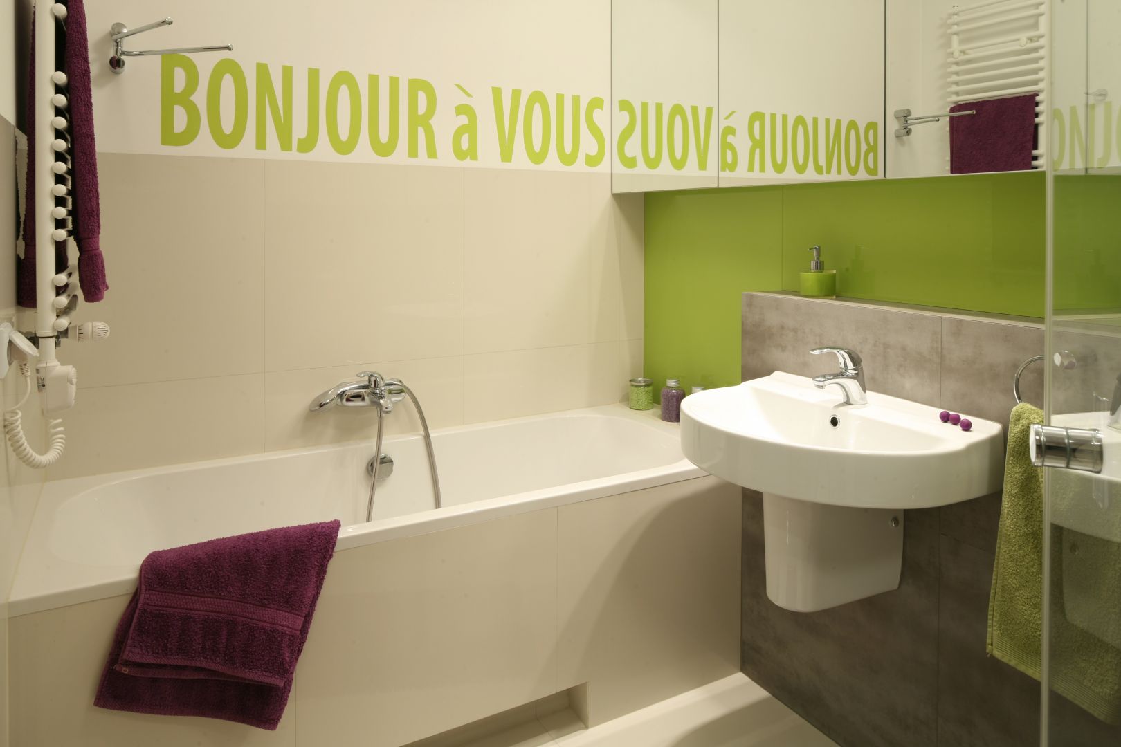 Kolory w łazience sprawią, że będzie ona radosnym i optymistycznym wnętrzem. Dla spersonalizowania jej, można zastosować ciekawy napis na ścianie. Projekt: Marta Kruk. Fot. Bartosz Jarosz