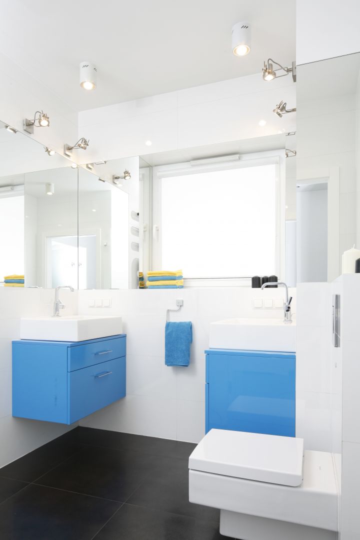 Biele i błękity to doskonałe kolory do aranżacji łazienki. Kojarzą się z wodą, relaksem i czystością. Projekt: Katarzyna Uszok. Fot. Bartosz Jarosz