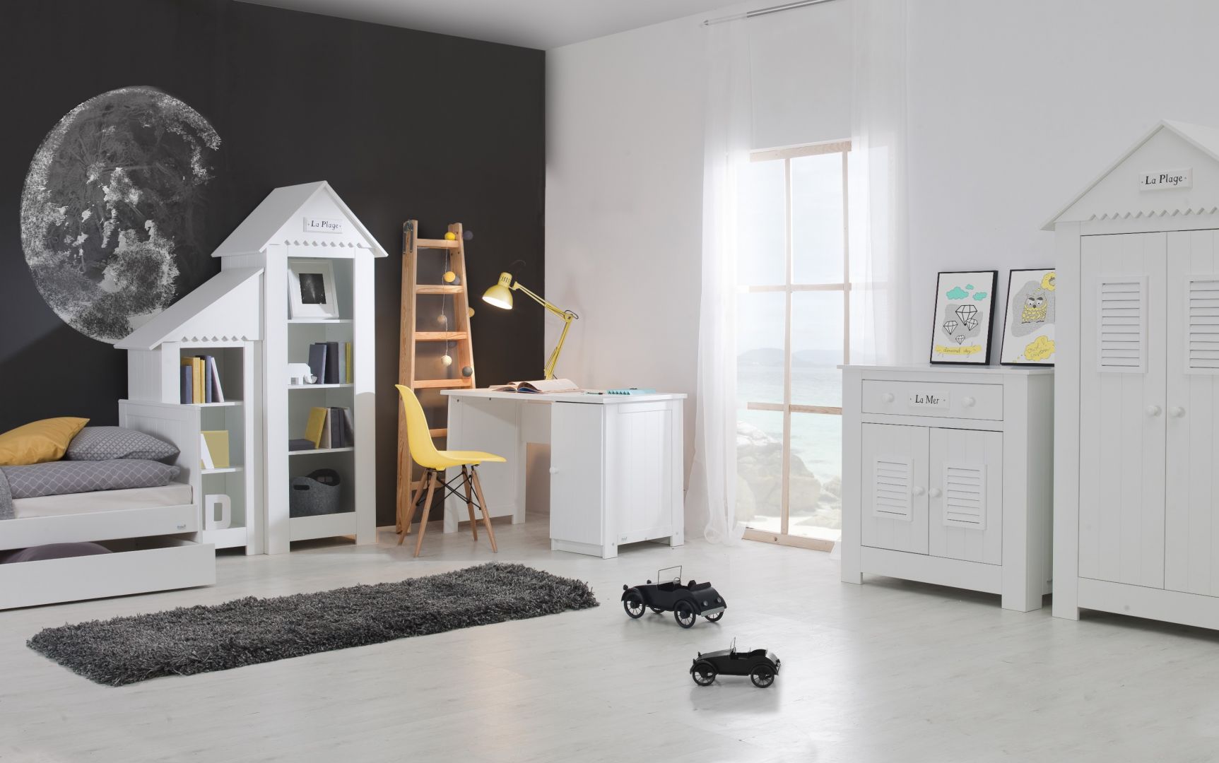Pokój dziecka urządzony na styl skandynawski to popularne rozwiązanie. Meble w bieli pięknie wyglądają przez długie lata i można je zestawiać z kolorowymi dodatkami. Fot. Pinio