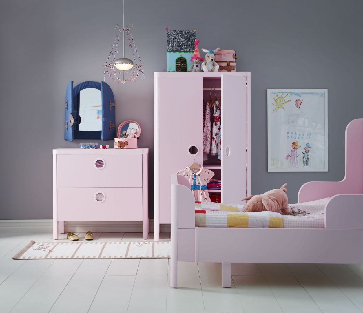 Łóżko z rozsuwaną ramą rośnie razem z dzieckiem, dzięki czemu posłuży przez wiele lat. Fot. IKEA