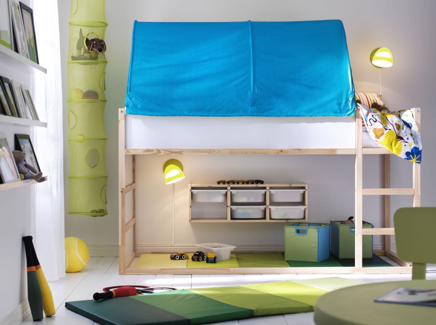 Łóżko na antresoli to połączenie przyjemnego z pożytecznym. Wygodnie się nim śpi, zaś pod materacem można się świetnie bawić. Fot. IKEA