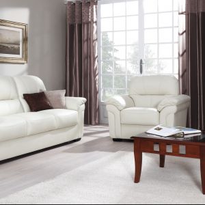 Cortina to klasyczna sofa do salonu. Pięknie prezentuje się w modnej bieli. Fot. Etap Sofa