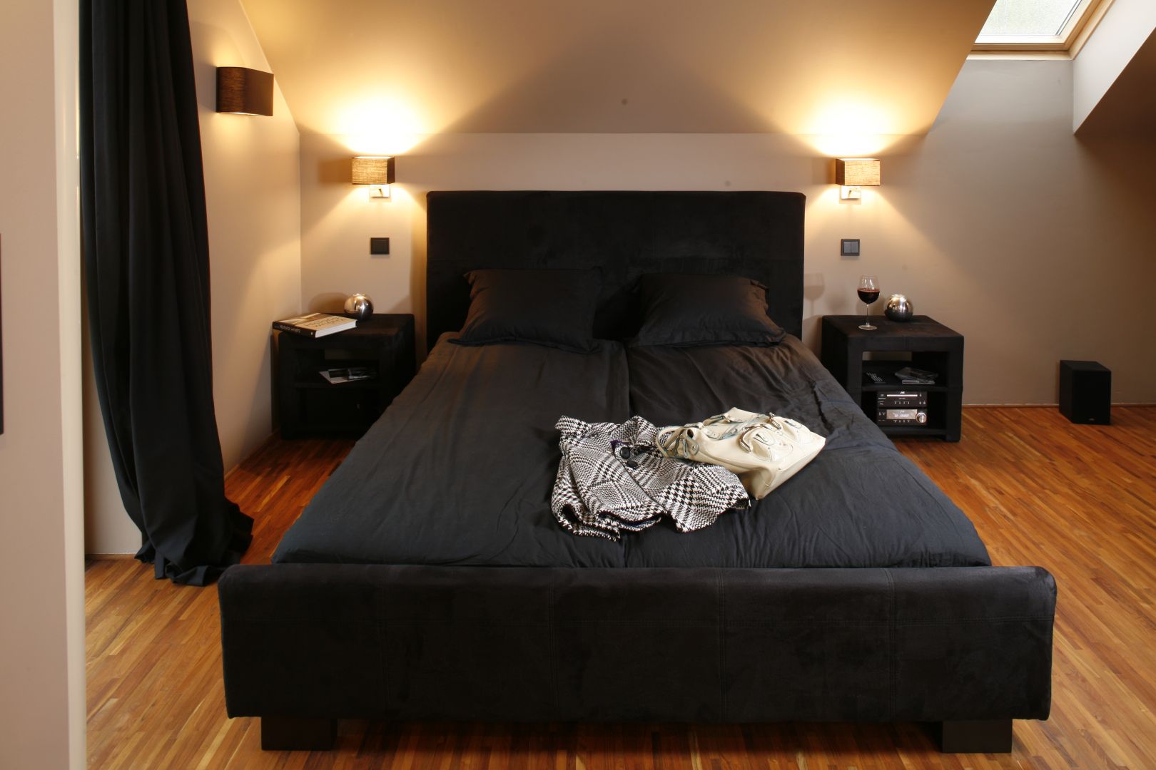Czarne, tapicerowane łóżko z miękkim zagłówkiem to niebanalny element tego wnętrza. Sprawia, że sypialnia zachęca do wypoczynku. Projekt: Monika i Adam Bronikowscy. Fot. Bartosz Jarosz 