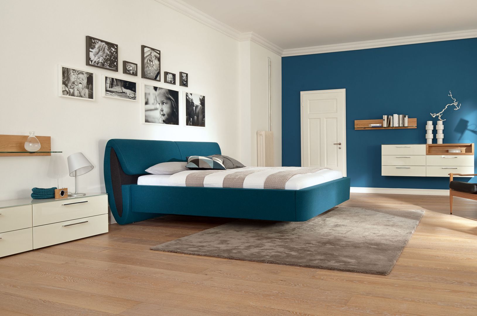 Łóżko to absolutny fundament sypialni. Jeśli chcesz, aby wnętrze było wyjątkowe, wybierz nietypowy model łóżka. Np. to łóżko wygląda, jakby lewitowało nad podłogą. Fot. Huelsta 