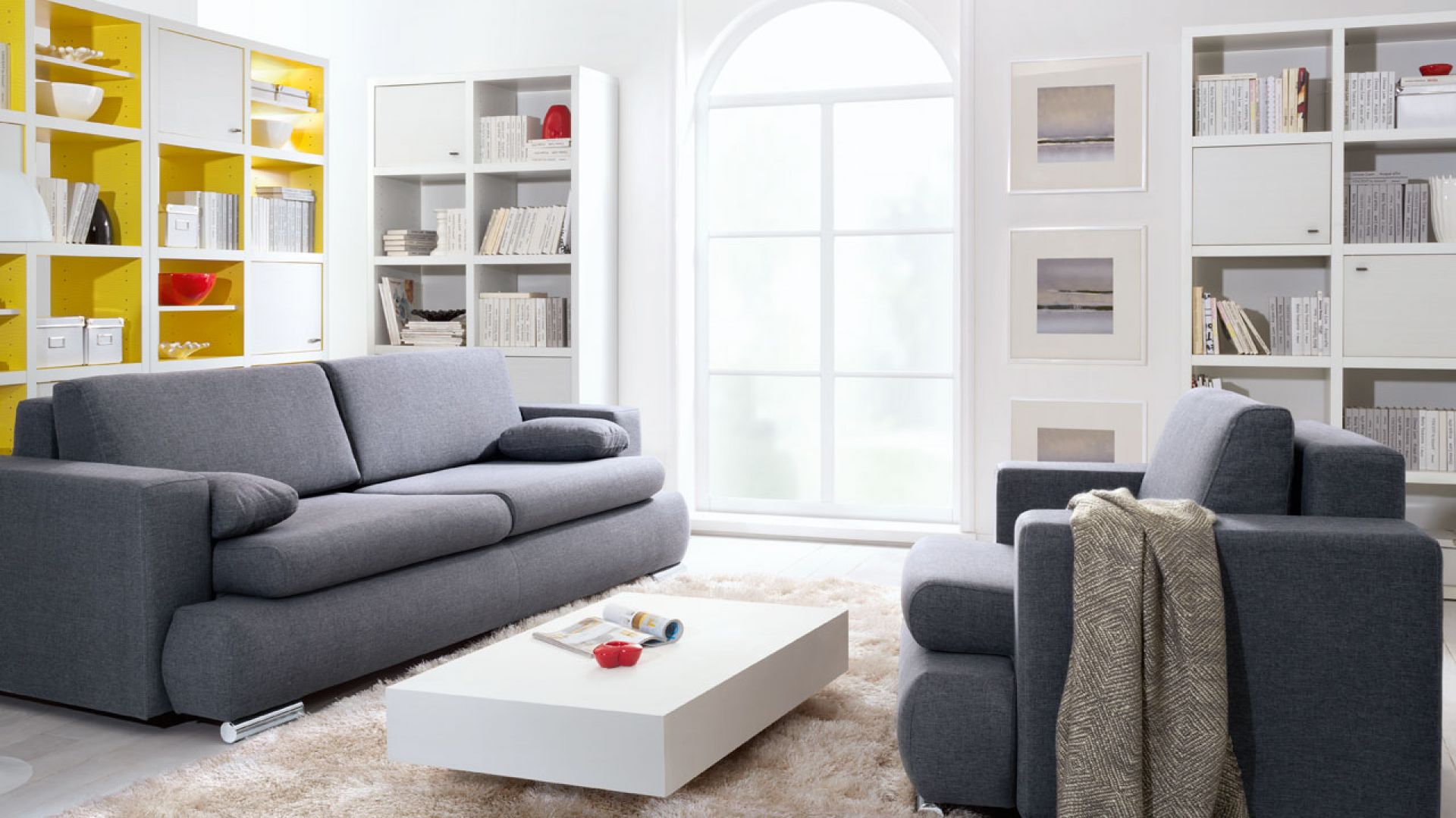 Sofa Enzo, w modnej szarej kolorystyce. Cena: 1999 zł . Fot. Black Red White