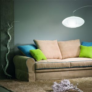 Sofa Alis ma miękkie, komfortowe siedzisko. Kolorowe poduszki ożywiają sofę. Fot. Agata Meble