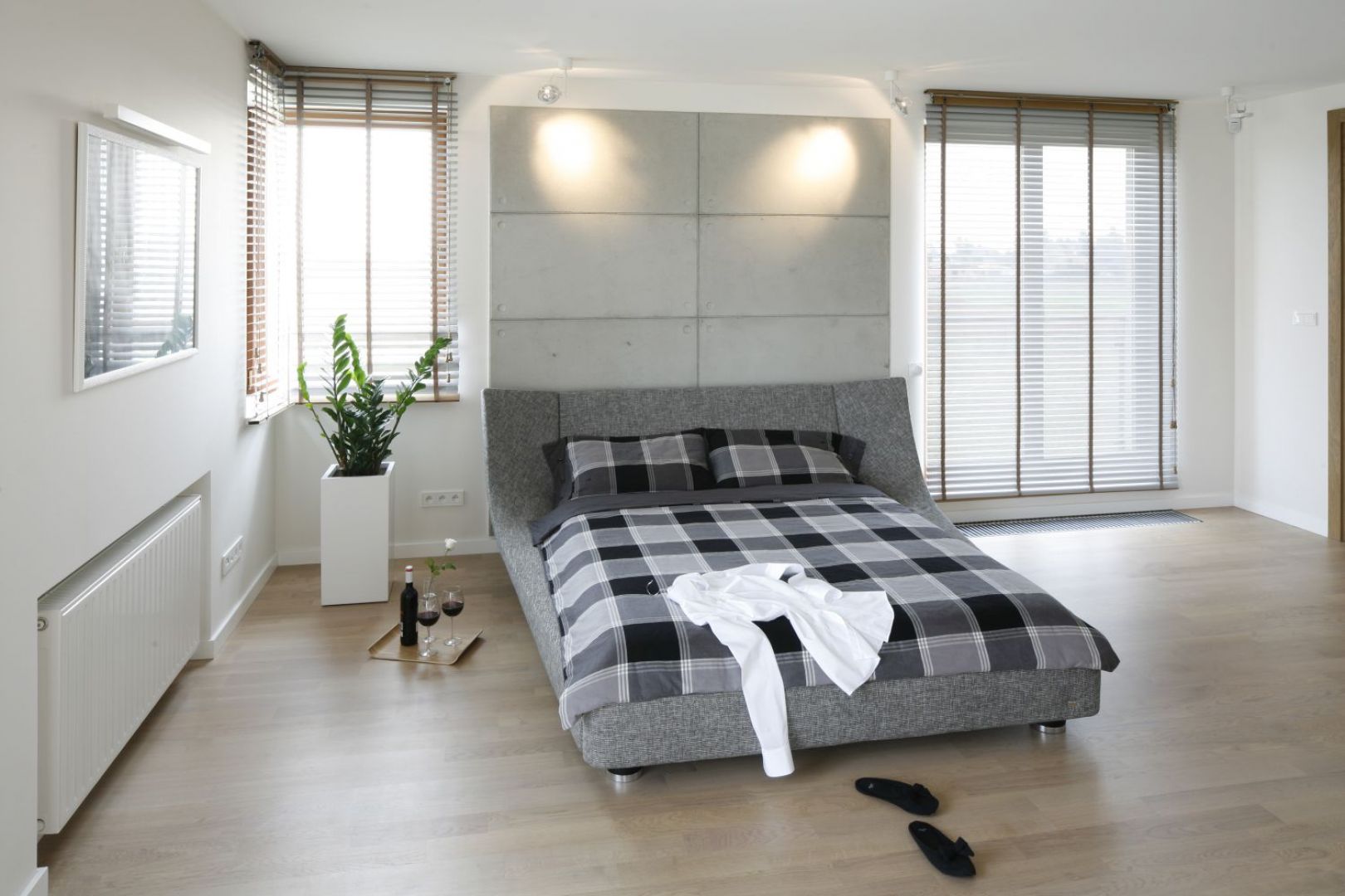 Tapicerowane łóżko w szarym kolorze to nowoczesny i niezwykle modny element wnętrza. Projekt: Agnieszka Ludwinowska. Fot. Bartosz Jarosz.