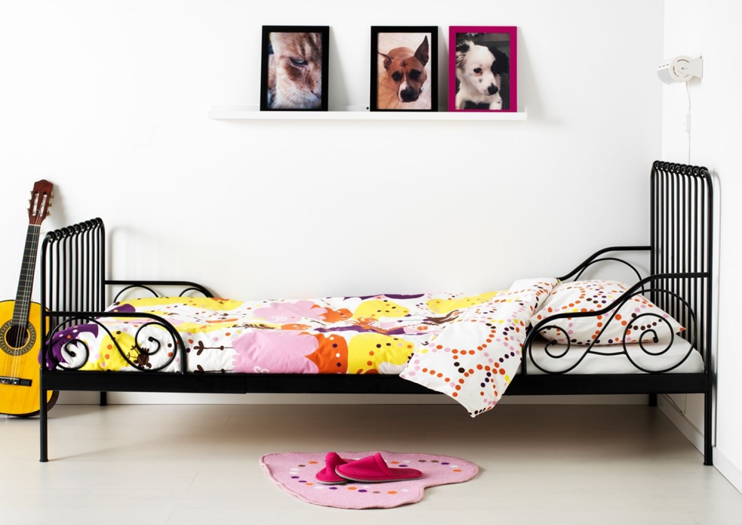 Łóżko MINNEN posiada regulowaną długość ramy. Dostosowuje się do wieku dziecka. Cena łóżka 349 zł. Fot. IKEA