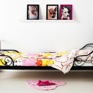 Łóżko MINNEN posiada regulowaną długość ramy. Dostosowuje się do wieku dziecka. Cena łóżka 349 zł. Fot. IKEA