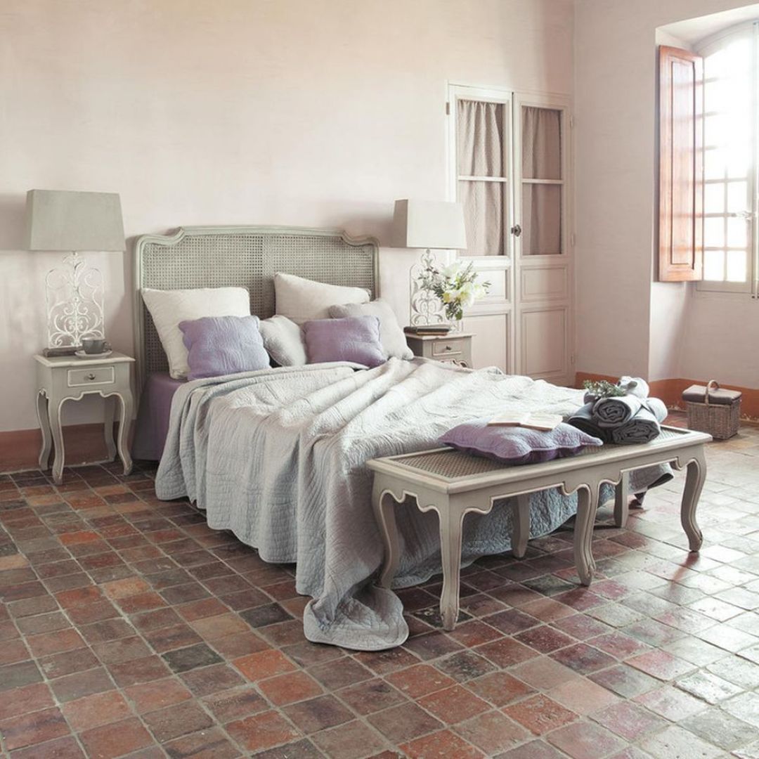 Łóżko w prowansalskim stylu dobrze odnajdzie się w towarzystwie eleganckich szafeczek i witryn. Fot. Maison du monde