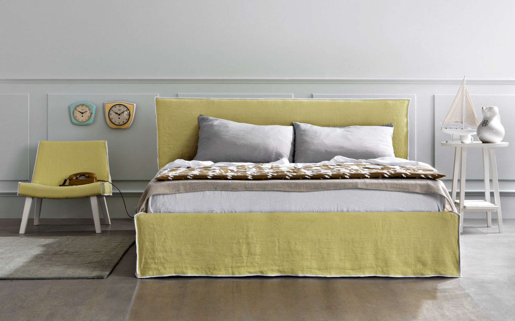 Dla ożywienia wnętrza sypialni, można wybrać model łóżka w nasyconym, mocnym kolorze. Fot. Letti&Co