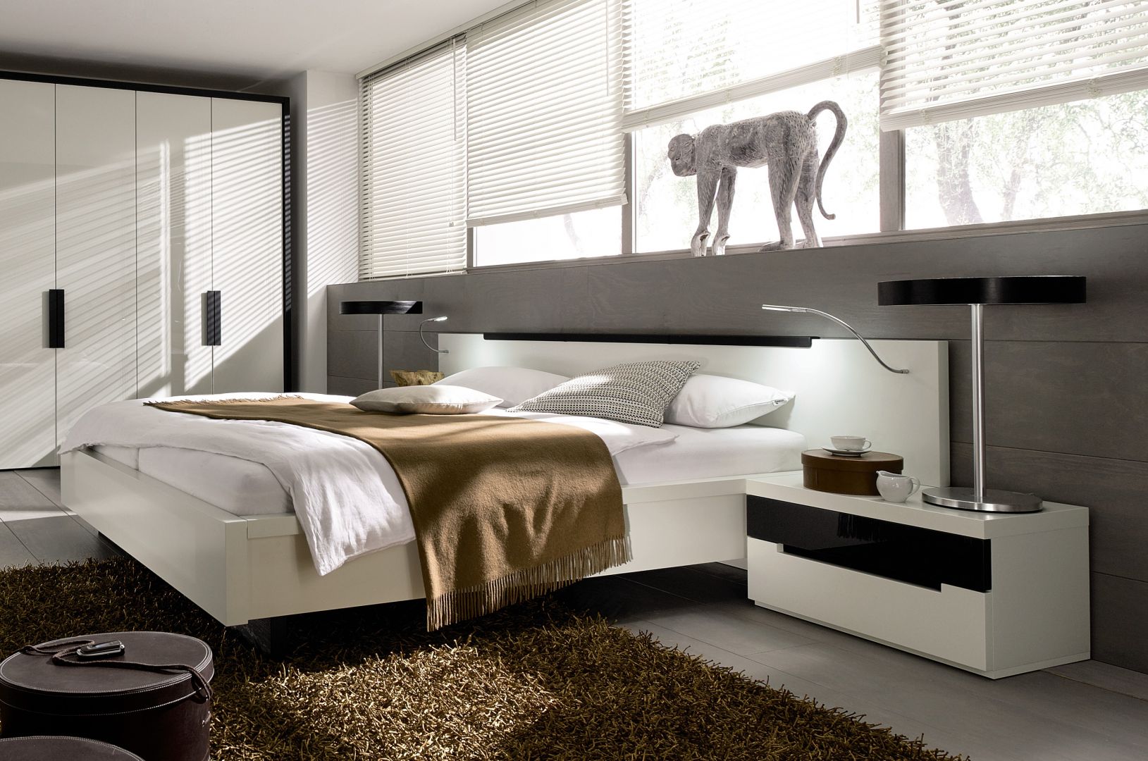 Łóżko z podświetlanym zagłówkiem to nowoczesny i bardzo praktyczny element sypialni. Fot. Huelsta
