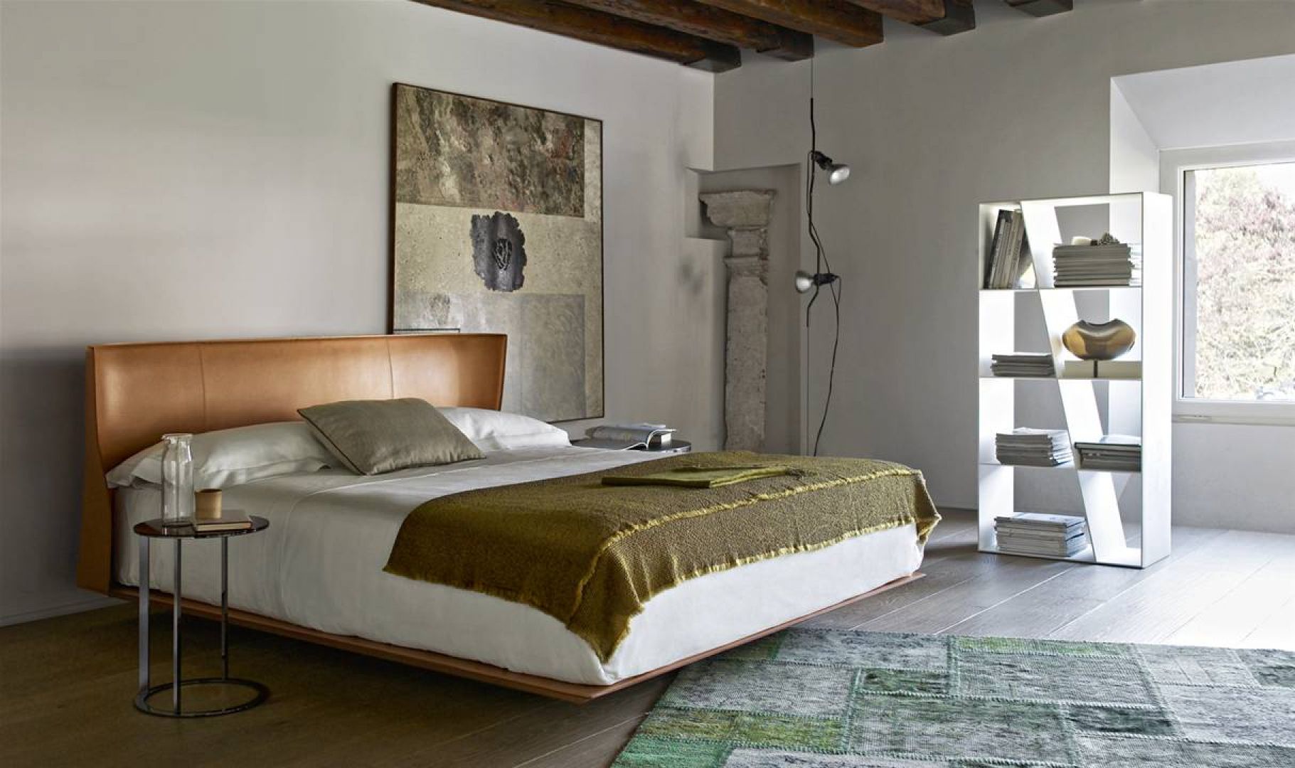 Skórzana rama łóżka to propozycja do eleganckiej sypialni. Z pewnością spodoba się mężczyznom, bowiem ma nieco męski charakter. Fot.BB Italia