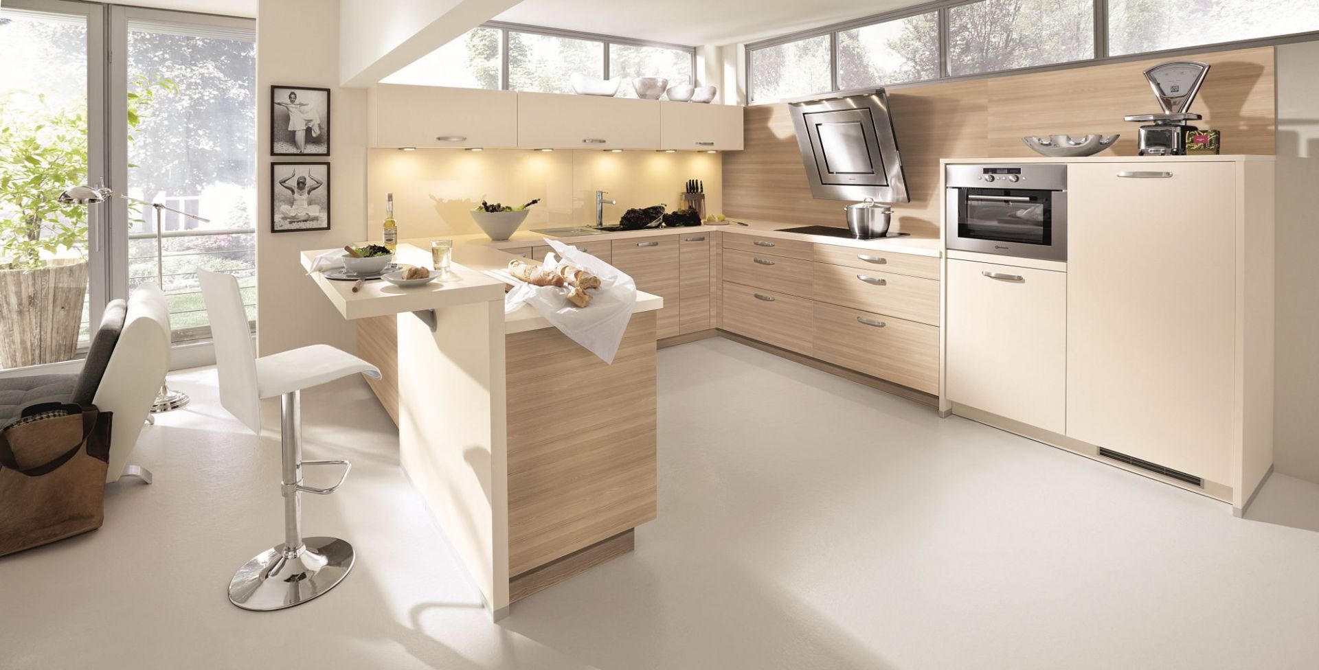 Połączenie jasnego drewna i kolorem beżowym, sprawi, że wnętrze kuchni będzie świeże i bardzo przytulne. Mimo, że urządzone w nowoczesnej stylistyce. Fot. Alno