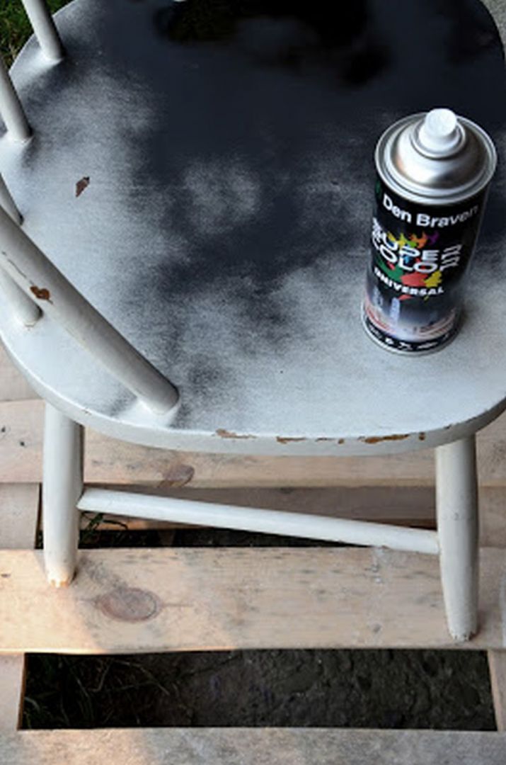 Malowanie sprayem nie zajmuje dużo czasu. W tym przypadku trwało dosłownie 15 minut. Warto zacząć od spodu krzesła, aby wygodnie pomalować nóżki trzeba je odwrócić nogami do góry. Fot. Deco-Szuflada