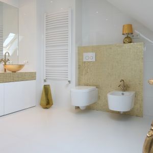 Biel jest fantastycznym tłem dla złotych dodatków. Dzięki nim łazienka jest stylowa i ma luksusowy klimat. Projekt: Piotr Stanisz. Fot. Bartosz Jarosz