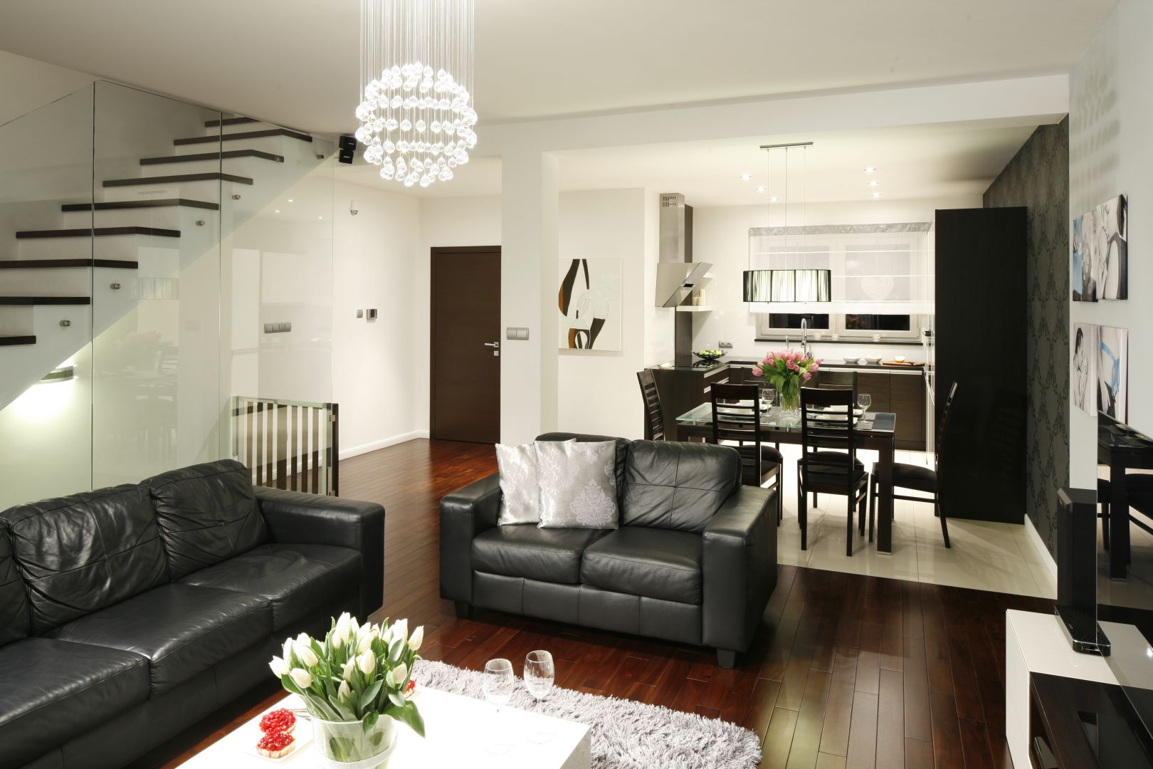 Skórzana, czarna sofa to klasa i elegancja sama w sobie. Projekt: Magdalena Biały. Fot. Bartosz Jarosz 