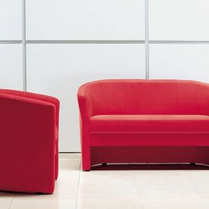 Zestaw Swing tworzą sofa oraz fotel. Wysokie oparcie oraz zgrabna forma mebli sprawia, że świetnie nadają się do pomieszczeń w nowoczesnym stylu. Cena: około 1.150 zł. Fot. Meblar 