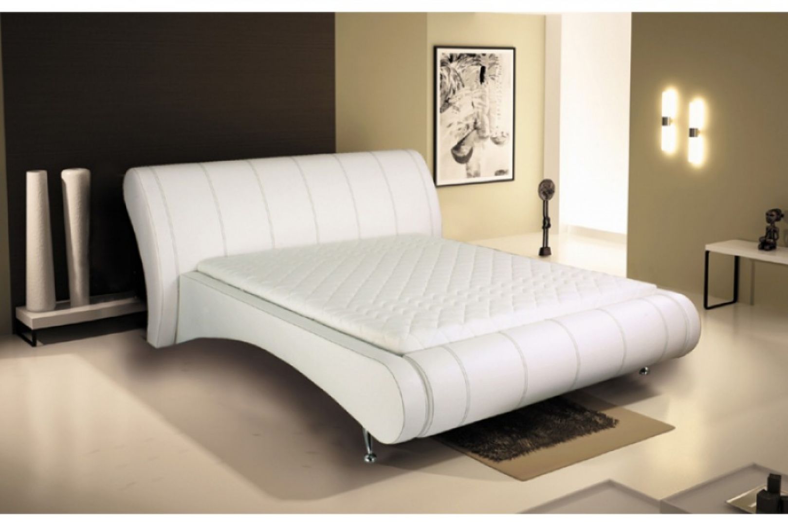 Łóżko tapicerowane 180 wyróżnia się opływową linią. Oparte jest na wysokich nóżkach, dzięki temu prezentuje się lekko wizualnie. Cena: 2.100 zł. Fot. MK Foam