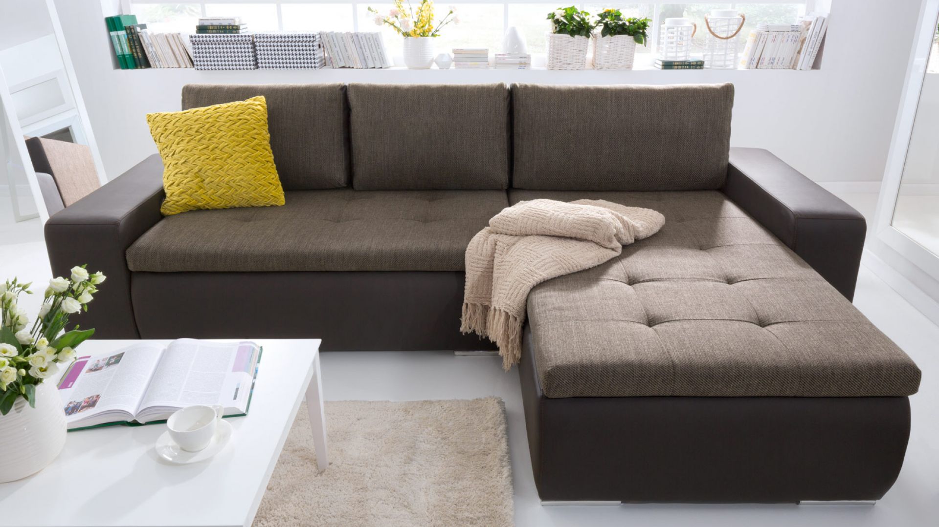 Sofa Marina. Mebel dostępny z funkcją spania oraz pojemnikiem na pościel. Fot. Black Red White