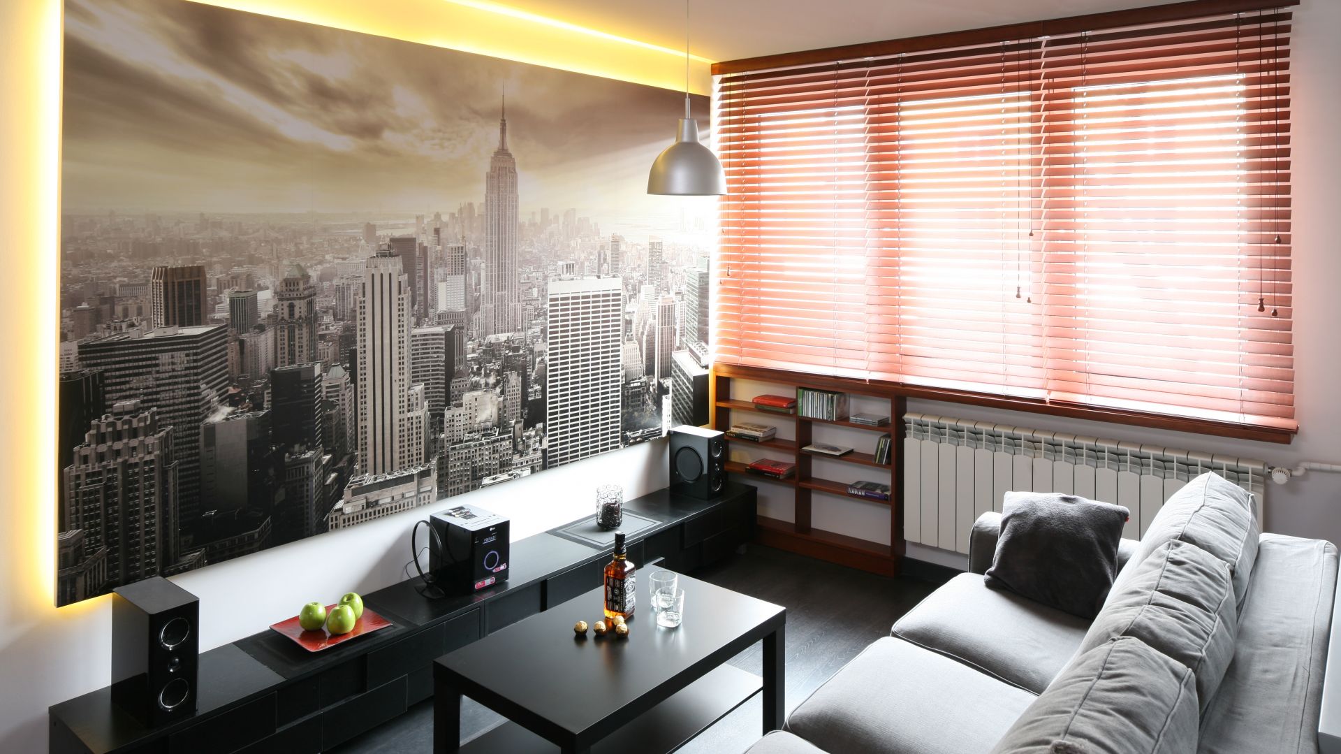 Piękna fototapeta to świetny detal w salonie. Zdjęcie przedstawiające panoramę Nowego Yorku z góry, nadaje wnętrzu głębi. Projekt: Katarzyna Karpińska-Piechowicz. Fot. Bartosz Jarosz