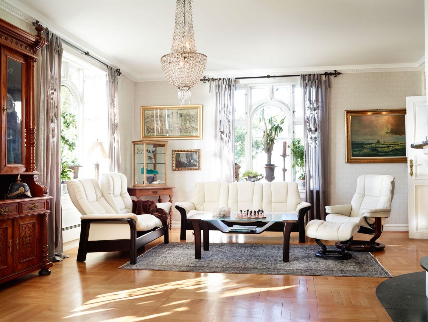 Eleganckie sofy z kolekcji Stressless Windsor zapewnią wygodę siedzenia, ale również dodadzą wnętrzu salonu niespotykanej elegancji. Fot. Ambientefurniture.com