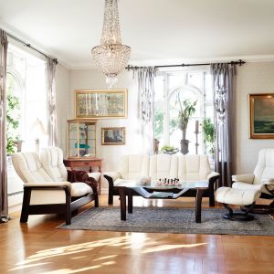 Eleganckie sofy z kolekcji Stressless Windsor zapewnią wygodę siedzenia, ale również dodadzą wnętrzu salonu niespotykanej elegancji. Fot. Ambientefurniture.com