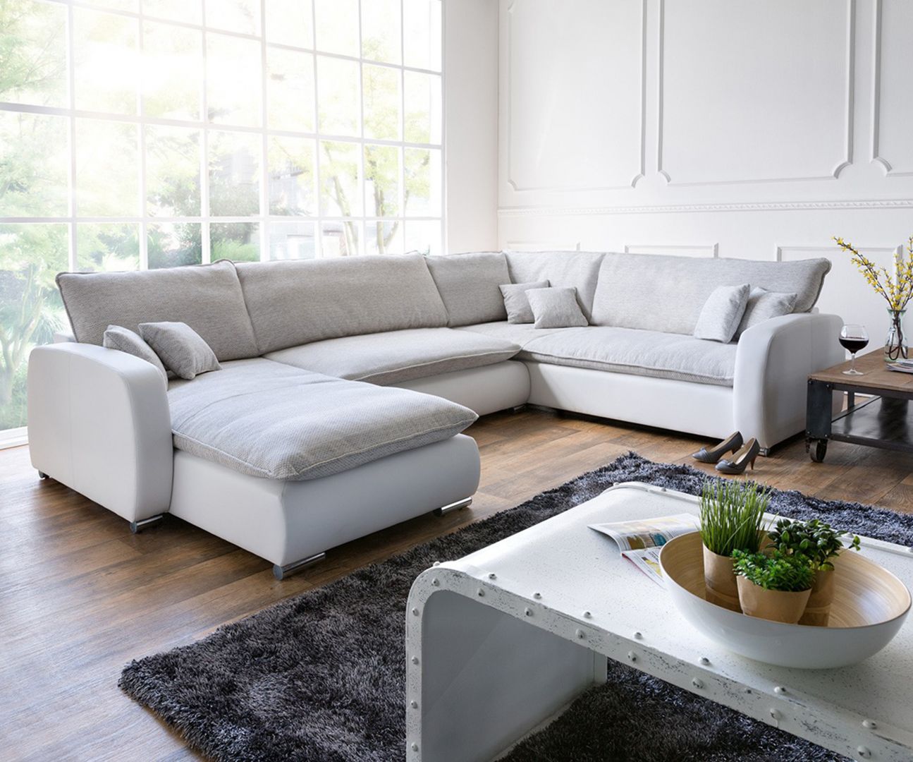 Sofa Silan dedykowana jest do dużych wnętrz. Wygodne siedziska zapewniają domownikom komfort i relaks. Fot. Delife 