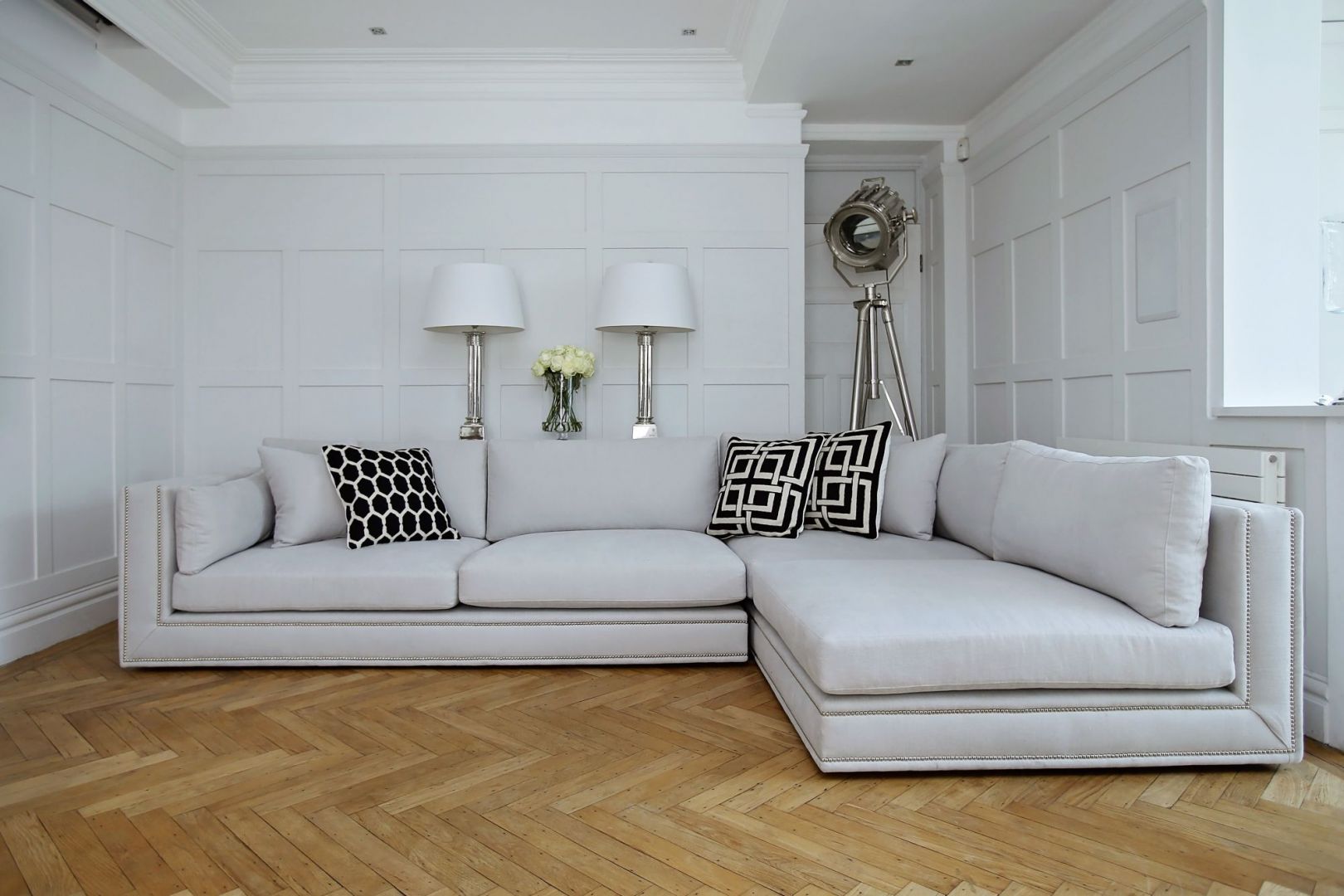 Sofa Bancroft zwraca uwagę dekoracyjnym elementem, który pięknie podkreśla bryłę mebla. Fot. Sweetpea & Willow 