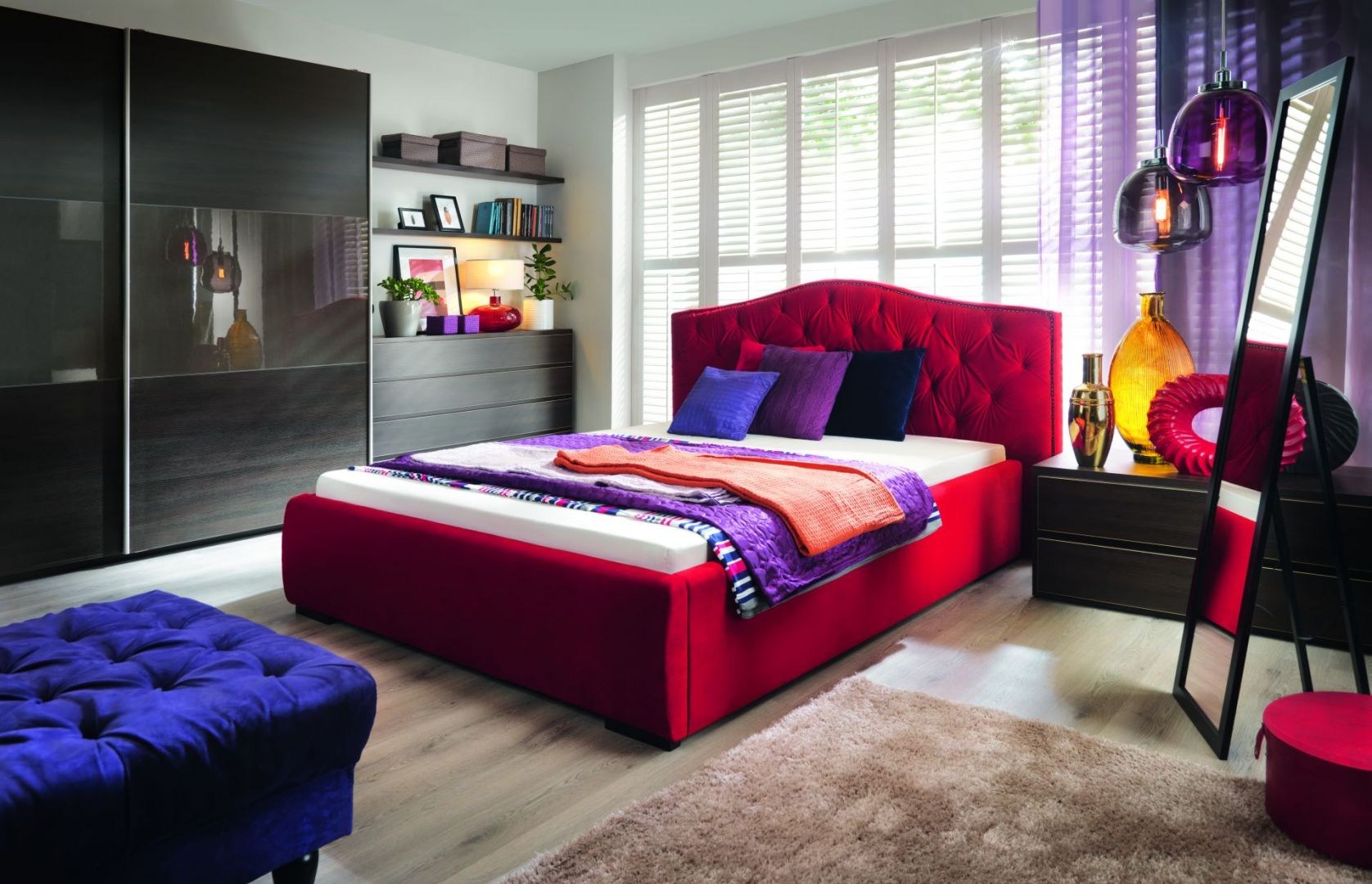 Aleksandra to piękne, tapicerowane łoże do sypialni, którego głównym atutem jest pikowany zagłówek. Fot. Black Red White