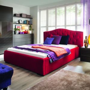 Aleksandra to piękne, tapicerowane łoże do sypialni, którego głównym atutem jest pikowany zagłówek. Cena łóżka: 1.699 zł. Fot. Black Red White